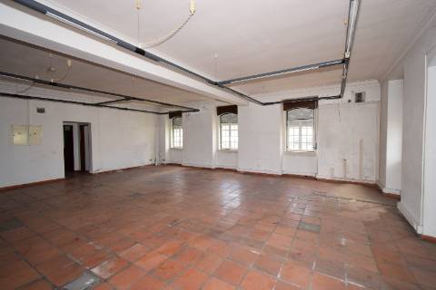 Conjunto de armazéns localizado nos Riachos com área total de 4485 m2 com logradouro.