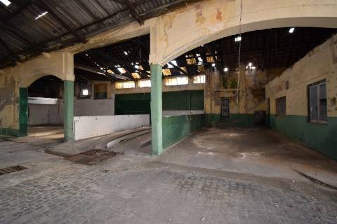 Conjunto de armazéns localizado nos Riachos com área total de 4485 m2 com logradouro.