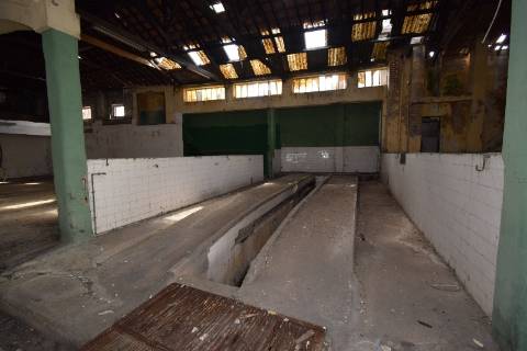 Conjunto de armazéns localizado nos Riachos com área total de 4485 m2 com logradouro.