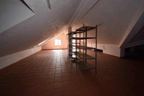 Conjunto de armazéns localizado nos Riachos com área total de 4485 m2 com logradouro.