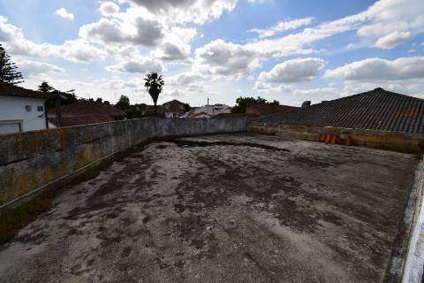 Conjunto de armazéns localizado nos Riachos com área total de 4485 m2 com logradouro.