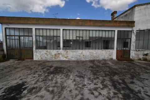 Conjunto de armazéns localizado nos Riachos com área total de 4485 m2 com logradouro.