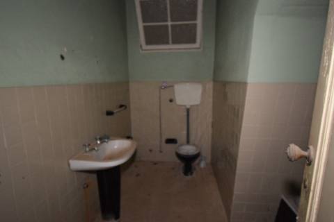 Conjunto de armazéns localizado nos Riachos com área total de 4485 m2 com logradouro.