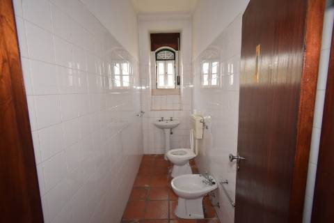 Conjunto de armazéns localizado nos Riachos com área total de 4485 m2 com logradouro.