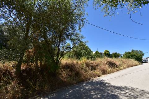 Terreno rústico com 1420 m2, com viabilidade de construção.