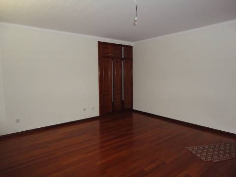 Moradia M4 com piscina