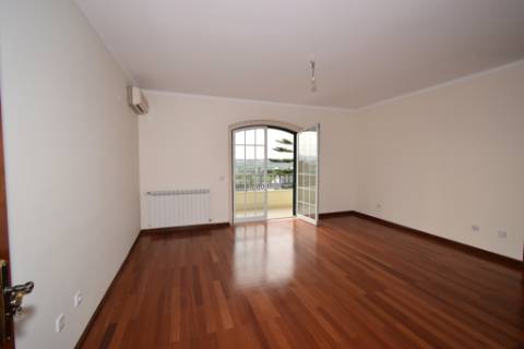 Moradia M4 com piscina