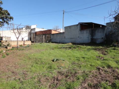 Terreno urbano com 801 m2 perto da estação dos Riachos.