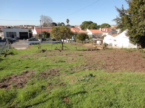 Terreno urbano com 801 m2 perto da estação dos Riachos.
