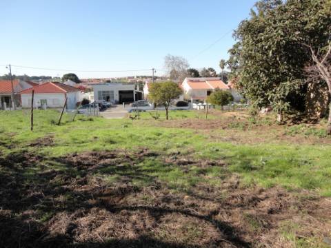 Terreno urbano com 801 m2 perto da estação dos Riachos.