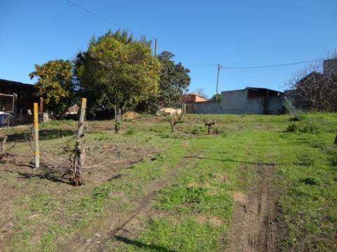 Terreno urbano com 801 m2 perto da estação dos Riachos.