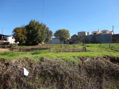 Terreno urbano com 801 m2 perto da estação dos Riachos.