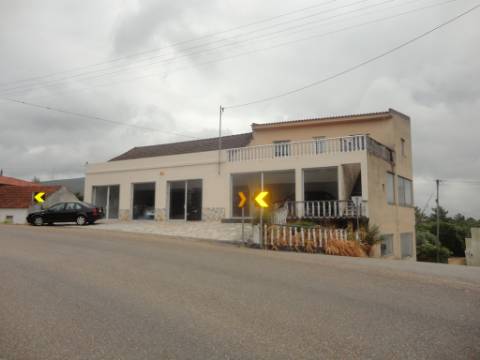 Prédio em Moitas Venda, de 3 pisos para comércio e habitação para finalizar construção