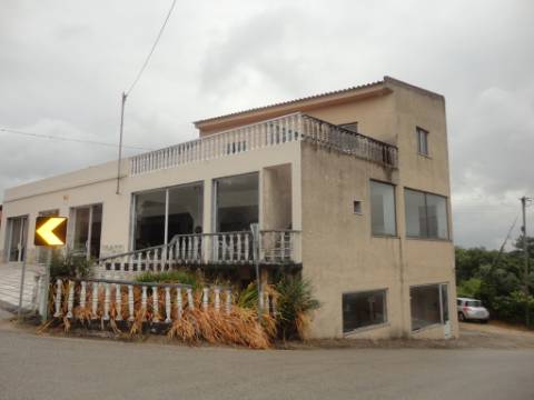 Prédio em Moitas Venda, de 3 pisos para comércio e habitação para finalizar construção