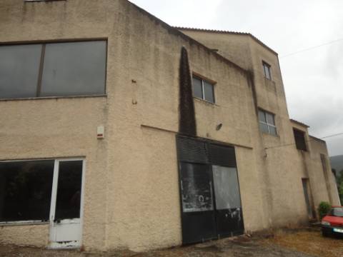 Prédio em Moitas Venda, de 3 pisos para comércio e habitação para finalizar construção