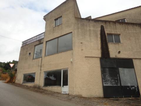 Prédio em Moitas Venda, de 3 pisos para comércio e habitação para finalizar construção