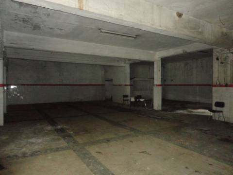 Prédio em Moitas Venda, de 3 pisos para comércio e habitação para finalizar construção