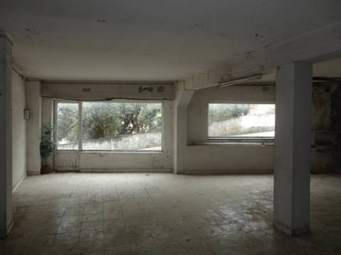 Prédio em Moitas Venda, de 3 pisos para comércio e habitação para finalizar construção