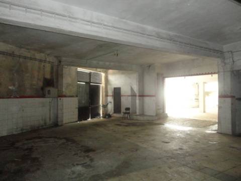 Prédio em Moitas Venda, de 3 pisos para comércio e habitação para finalizar construção