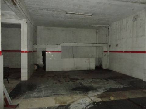 Prédio em Moitas Venda, de 3 pisos para comércio e habitação para finalizar construção