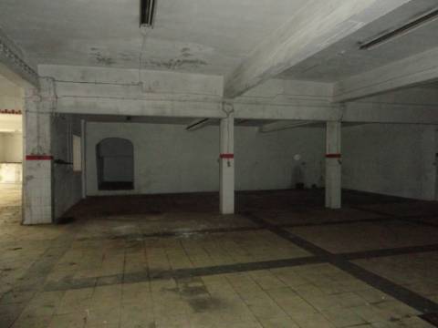 Prédio em Moitas Venda, de 3 pisos para comércio e habitação para finalizar construção