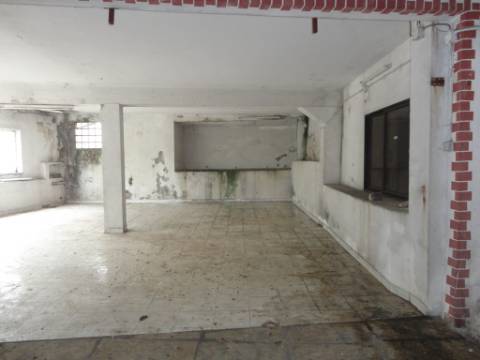 Prédio em Moitas Venda, de 3 pisos para comércio e habitação para finalizar construção