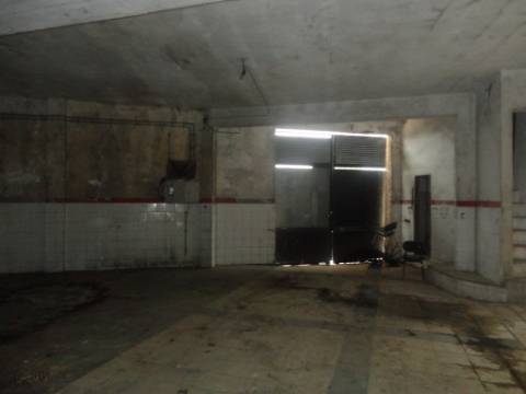 Prédio em Moitas Venda, de 3 pisos para comércio e habitação para finalizar construção