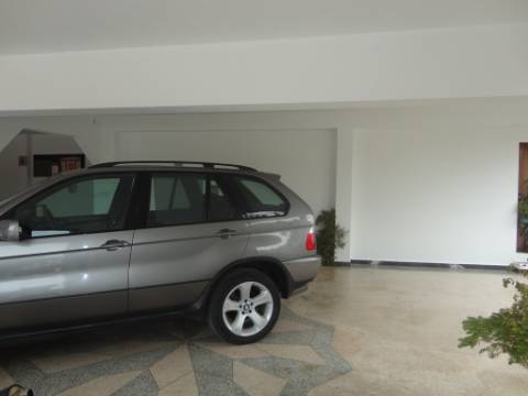 Prédio em Moitas Venda, de 3 pisos para comércio e habitação para finalizar construção