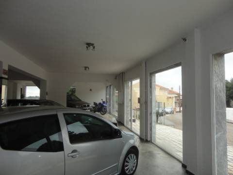 Prédio em Moitas Venda, de 3 pisos para comércio e habitação para finalizar construção