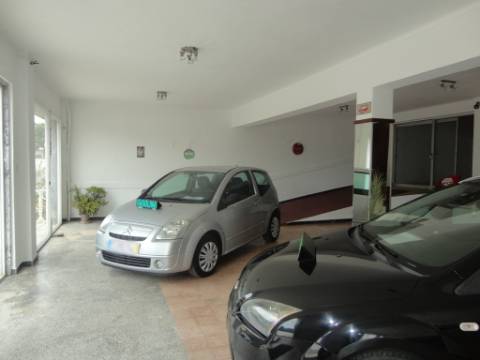 Prédio em Moitas Venda, de 3 pisos para comércio e habitação para finalizar construção