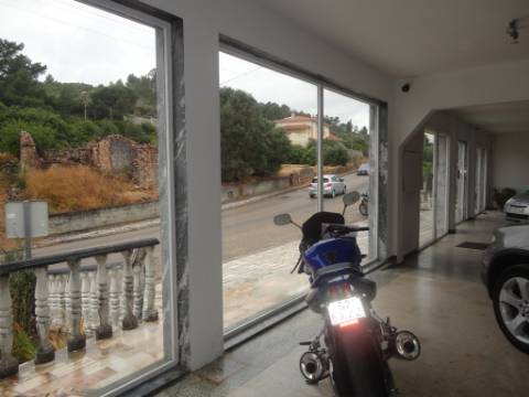 Prédio em Moitas Venda, de 3 pisos para comércio e habitação para finalizar construção