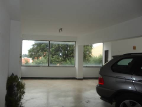 Prédio em Moitas Venda, de 3 pisos para comércio e habitação para finalizar construção