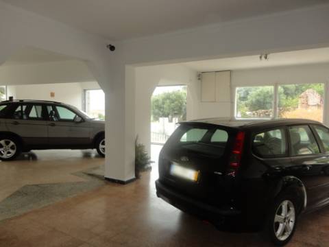 Prédio em Moitas Venda, de 3 pisos para comércio e habitação para finalizar construção