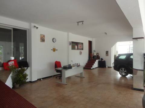 Prédio em Moitas Venda, de 3 pisos para comércio e habitação para finalizar construção