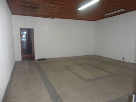 Prédio em Moitas Venda, de 3 pisos para comércio e habitação para finalizar construção