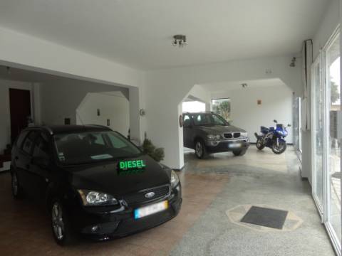 Prédio em Moitas Venda, de 3 pisos para comércio e habitação para finalizar construção