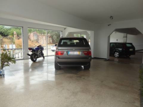 Prédio em Moitas Venda, de 3 pisos para comércio e habitação para finalizar construção