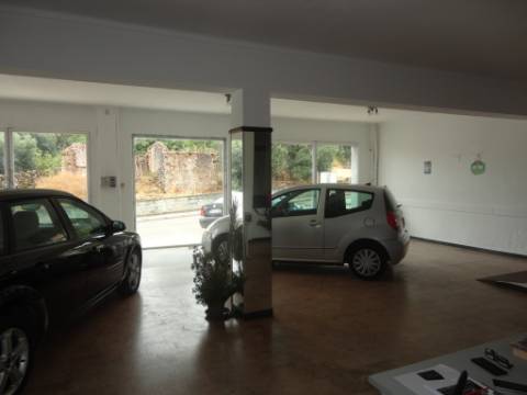 Prédio em Moitas Venda, de 3 pisos para comércio e habitação para finalizar construção