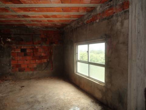 Prédio em Moitas Venda, de 3 pisos para comércio e habitação para finalizar construção