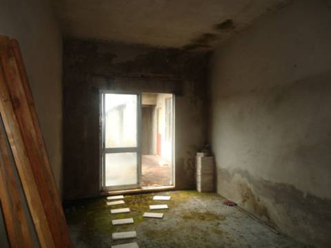 Prédio em Moitas Venda, de 3 pisos para comércio e habitação para finalizar construção