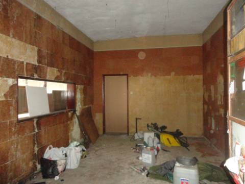 Prédio em Moitas Venda, de 3 pisos para comércio e habitação para finalizar construção