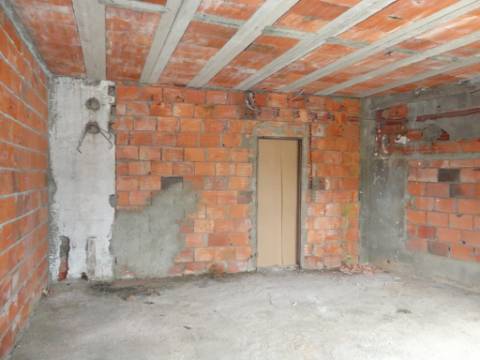 Prédio em Moitas Venda, de 3 pisos para comércio e habitação para finalizar construção