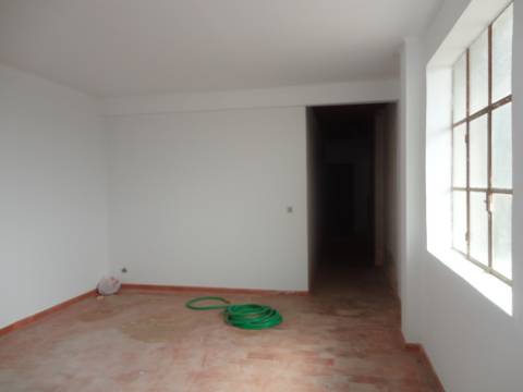 Prédio em Moitas Venda, de 3 pisos para comércio e habitação para finalizar construção