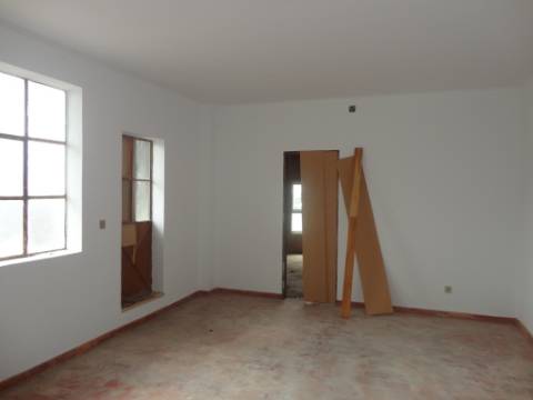 Prédio em Moitas Venda, de 3 pisos para comércio e habitação para finalizar construção