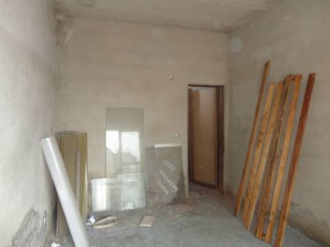 Prédio em Moitas Venda, de 3 pisos para comércio e habitação para finalizar construção