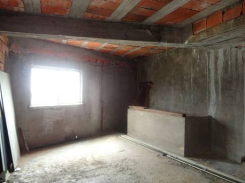 Prédio em Moitas Venda, de 3 pisos para comércio e habitação para finalizar construção