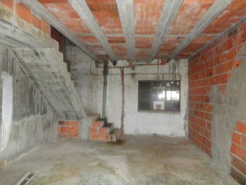 Prédio em Moitas Venda, de 3 pisos para comércio e habitação para finalizar construção