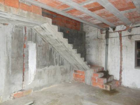 Prédio em Moitas Venda, de 3 pisos para comércio e habitação para finalizar construção