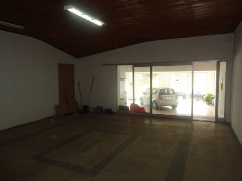 Prédio em Moitas Venda, de 3 pisos para comércio e habitação para finalizar construção