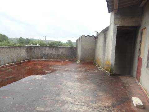 Prédio em Moitas Venda, de 3 pisos para comércio e habitação para finalizar construção